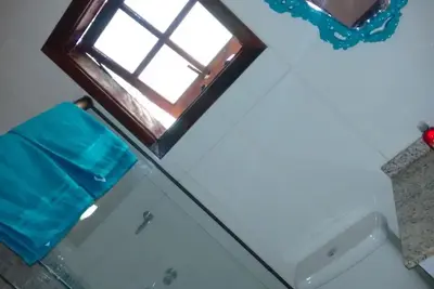 Image de Je loue un chalet temporaire avec une chambre, une cuisine, une salle de bain et un espace de loisirs.