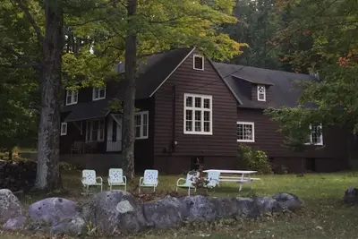 Image de Big Maison Rustique sur 5 hectares à travers la rue de Little Glen