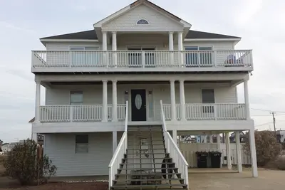 Image de Fin de l'été Vente $$ Belle maison avec piscine et à quelques pas de la plage