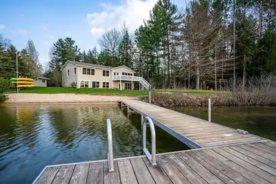Image de Parfait propriété devant le lac pour les réunions de famille! 22 personnes