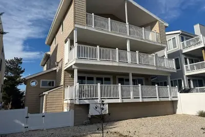 Image de Beachfront Large Southend 3 Chambres 2 Bain Condo