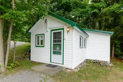 Image de Cottage # 1: Pristine Waterfront! Chalets Ă Bon Echo's Edge