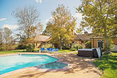 Image de Maison pour 18 personnes avec piscine sur domaine rural spectaculaire avec courts de tennis et spa