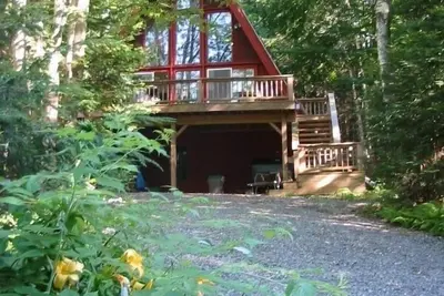 Image de Spacieux Bdrm 5 A-Frame; Lac Raponda accès; cadre boisé; de ski Mount Snow!