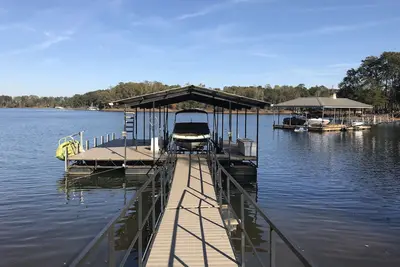 Image de 2br / 2ba Lakefront Home, spacieux et récemment rénové. Vues Million Dollar!