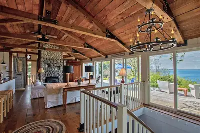 Image de Extraordinaire Oceanfront Cottage, vue sur la maison lumineuse, 2 suites de maître en bord de mer