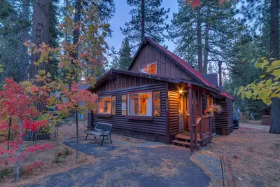 Image de Log Cabin Cozy Tahoe Pines: Accès facile, Dog-Friendly, blocs de la plage et des sentiers.
