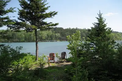 Image de Calme, confortable maison de transport de la maison de bord de l'eau d'une chambre à coucher de notre crique privée