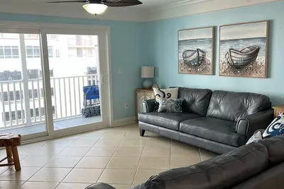 Image de 'New Luxury Villa' Piscine, grillades, bain à remous, plus de 2000 pieds carrés de vie de luxe