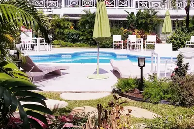 Image de Condo moderne à la Barbade avec Wifi, à pied de la piscine, à quelques pas de la plage