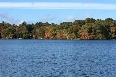 Image de 4+ Acre Pond Front Retreat, terrain de basket