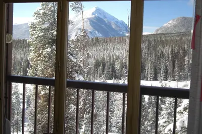 Image de vues majestueuses sur les montagnes et grandeur quatre saisons