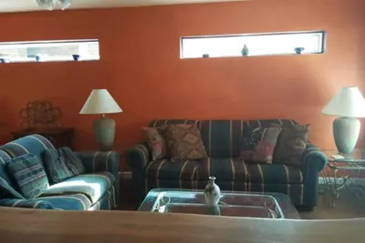 Image de Maison accueillante pour les animaux de compagnie dans le centre-ville de Patagonie.