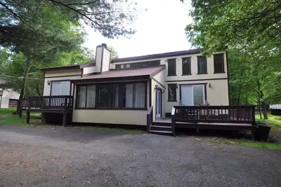 Image de Escapade parfaite dans les Poconos! (Maison n ° 1) HotTub! ! Salle de jeux! ! Wifi! !