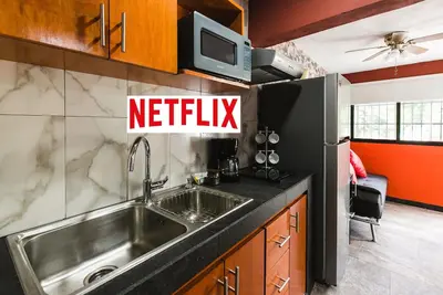 Image de Nouveau! Apte. w / mini terrasse, Netflix, refroidisseur à vin, etc. . 9 mi. du carré central