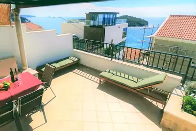 Image de Vues sur la mer et l'île, grande terrasse; Marchez jusqu'à la vieille ville.