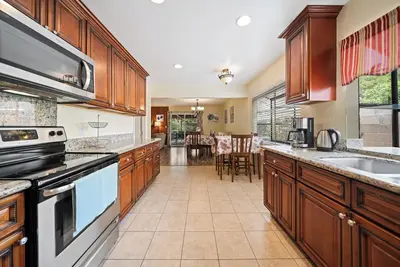 Image de Nouvelle maison de remodelage de luxe, marchez vers Disneyland! Accueillir 3 familles