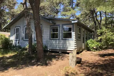 Image de Cottage pittoresque n ° 18 au bord du lac avec deux chambres et un porche à Chatham
