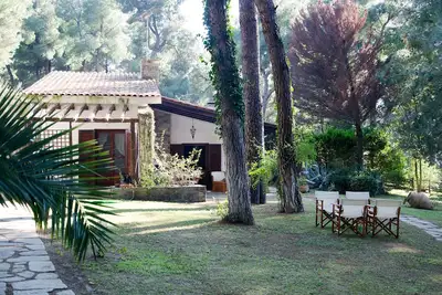 Image de Villa Iris avec jardin et piscine par Jj Hospitality