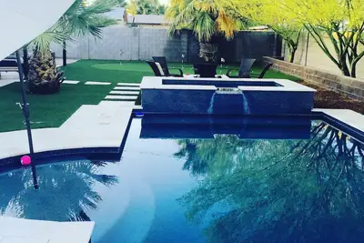 Image de Grande maison à quelques minutes de la vieille ville de Scottsdale! Bassin. Jacuzzi. Vert. Foyer
