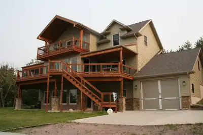 Image de Récemment construit, spacieux 3 étages, maison familiale avec vue sur le lac.