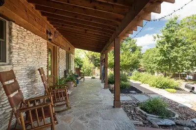 Image de Une touche de Texas Hill Country à Soco Austin, avec Jacuzzi et Sauna