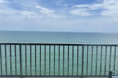 Image de Beau et spacieux appartement avec une vue imprenable sur la mer.