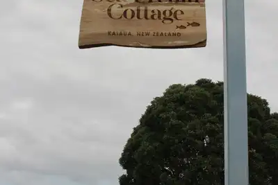 Image de Sea Urchin Cottage offre une évasion tranquille et pittoresque de la ville.