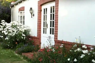 Image de Rose Cottage dans un magnifique jardin