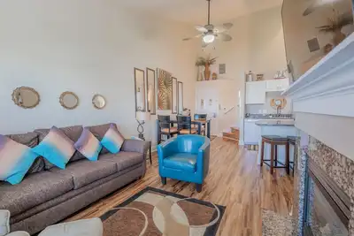 Image de 319 - Condo au bord du lac Vues à couper le souffle, piscines, parfait pour les familles