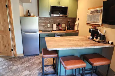 Image de Condo mignon impeccablement propre sur le parcours de golf Schuss, piscine, Wifi! À voir!