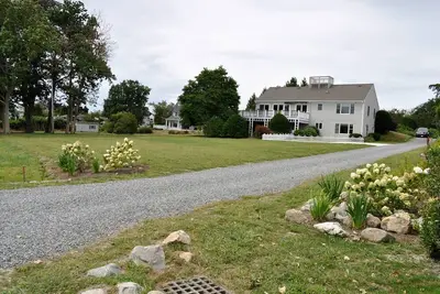 Image de Étapes à la plage, Acre de cour, 4 Br, 3 Ba complet, Tuckerman Ave.