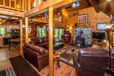 Image de Luxury Log Home, Près Story Land, Super Clean, Vues, ​​Piscine In / Out & Fitness.