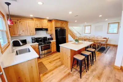 Image de RÉCEMMENT RÉNOVÉ! Spacieux 4+ Bdrm Lake House w avec vue imprenable sur le lac et la montagne!