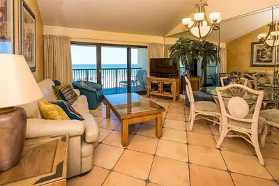 Image de Vue directe sur le golfe, condo Beach Front exceptionnel, calme, complexe de faible hauteur avec piscine