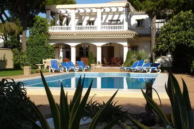 Image de Grande villa avec 10 lits et piscine privée près de la plage de La Barrosa.