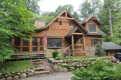 Image de Ours noir qui traverse Adirondack Cabin