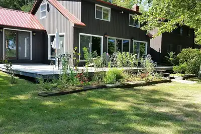Image de Lake Front Property- privé, avec près de 200 pieds de façade sans obstacle!