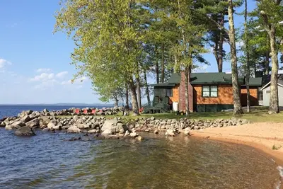 Image de Authentique avec des équipements de luxe avec 250 pieds de façade privée de sable sur Sebago