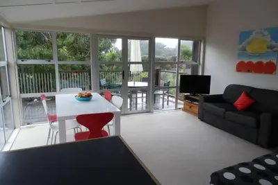 Image de Bach moderne de 2 lits dans un jardin très privé