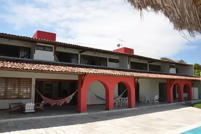 Image de Excellente maison de bord de mer avec piscine, nager jusqu'Ă bar et terrain de football de la mine