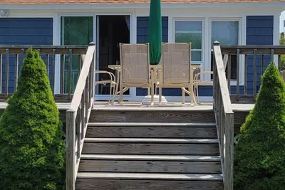 Image de Cottage immaculé, immense terrasse et grande cour arrière pour tous vos jeux de jardin.