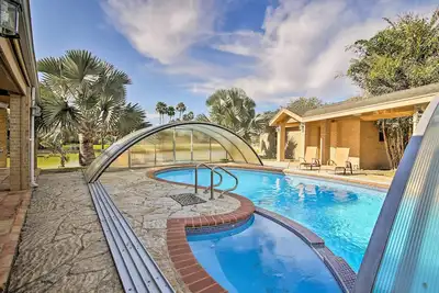 Image de Nouveau! Waterfront Harlingen Home avec piscine, spa et belvédère