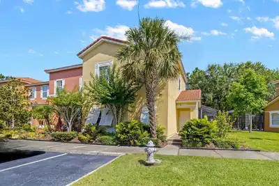 Image de Piscine privée Townhome 4 Br dans Gated Resort, très proche de toutes les attractions, Wifi.