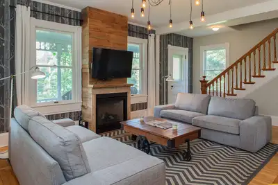 Image de Design inspiré. Paysage dramatique. 3500 pieds carrés Ferme rénovée avec jacuzzi