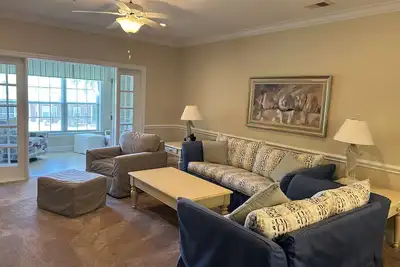 Image de Belle maison dans la communauté de parcours de golf avec un accès facile à la plage et plus