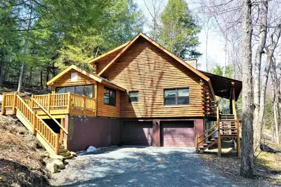 Image de Log Home Avec 172 Pieds De Front Et Dock Au Lac / Saratoga A 20 Miles