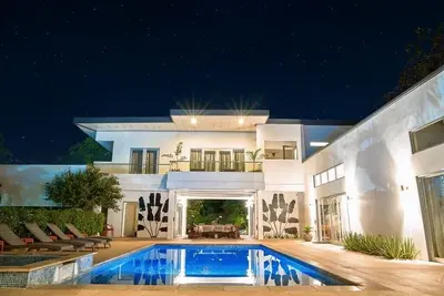 Image de Nouvelle villa de villégiature privée dans le prestigieux portail automatisé du Courland Estates