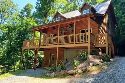 Image de Luxury Log Cabin - Brand New 2018 Hot Tub, Game Room, Wifi, Fire Pit, Views!