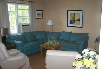 Image de Marchez jusqu'à la plage de Misquamicut, dort 9, 3 Br 3 Ba, pont arrière blindé, douche extérieure